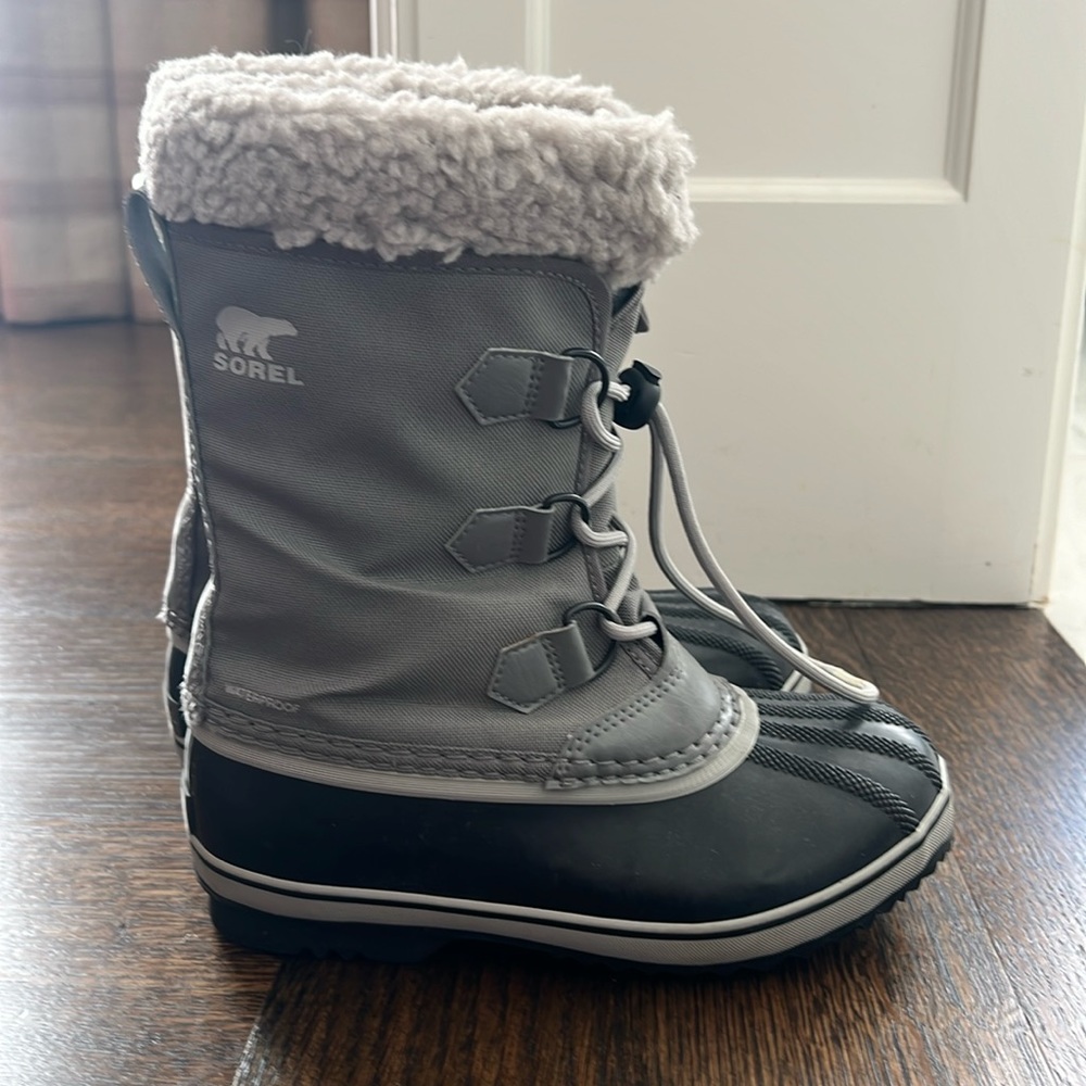 Kids  sorel boots. 4.